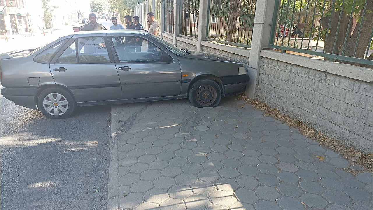 Duvara Çarpan Otomobil