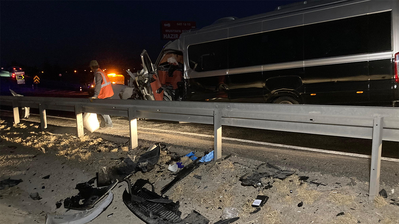 Eskişehir Yolunda Kafa Kafaya Çarpışma