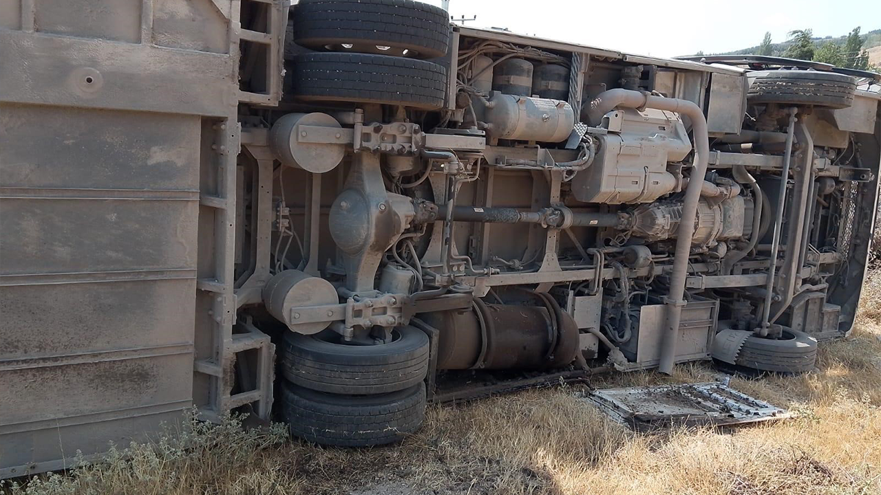 Eskişehirde Devrilen Otobüs