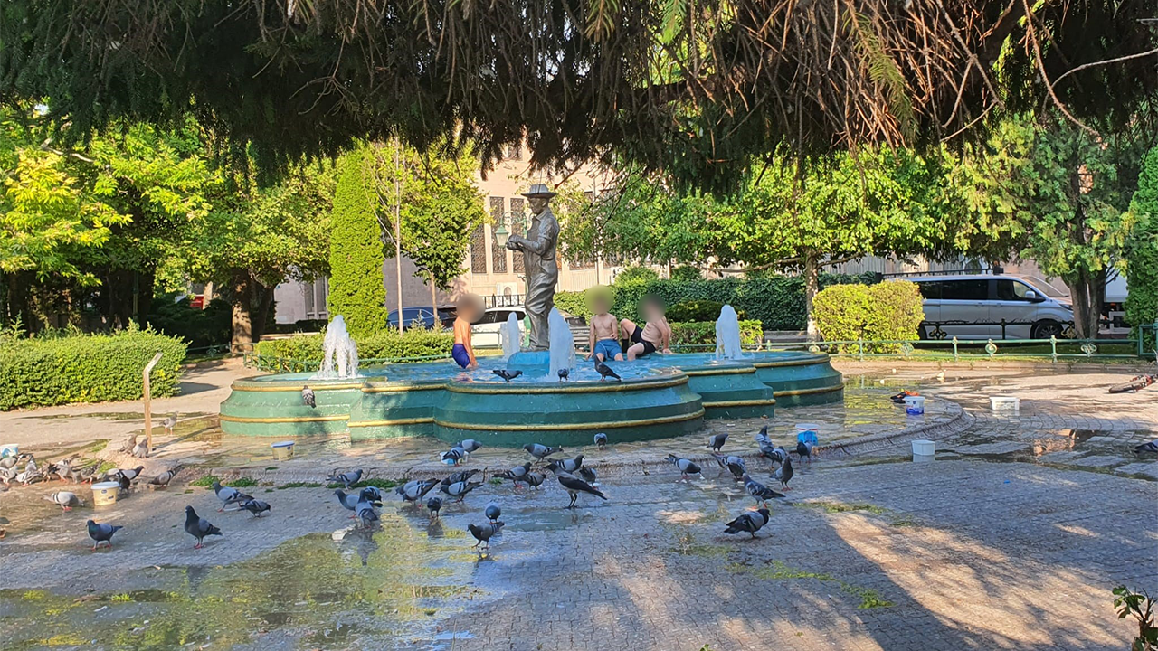 Eskişehirde Süs Havuzuna Giren Çocuklar