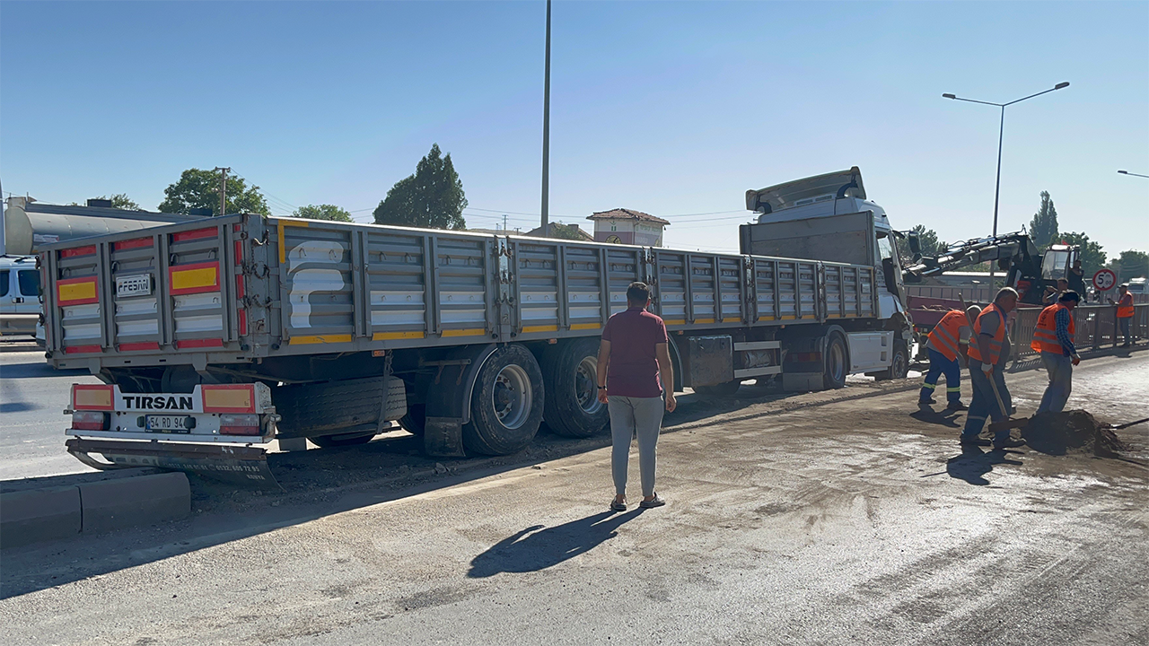 Eskişehirde Tır Bariyerlere Daldı