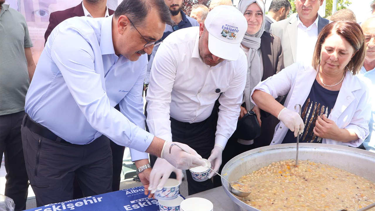 Fati̇h Dönmez Gürhan Albayrak Aşure Dağitimi