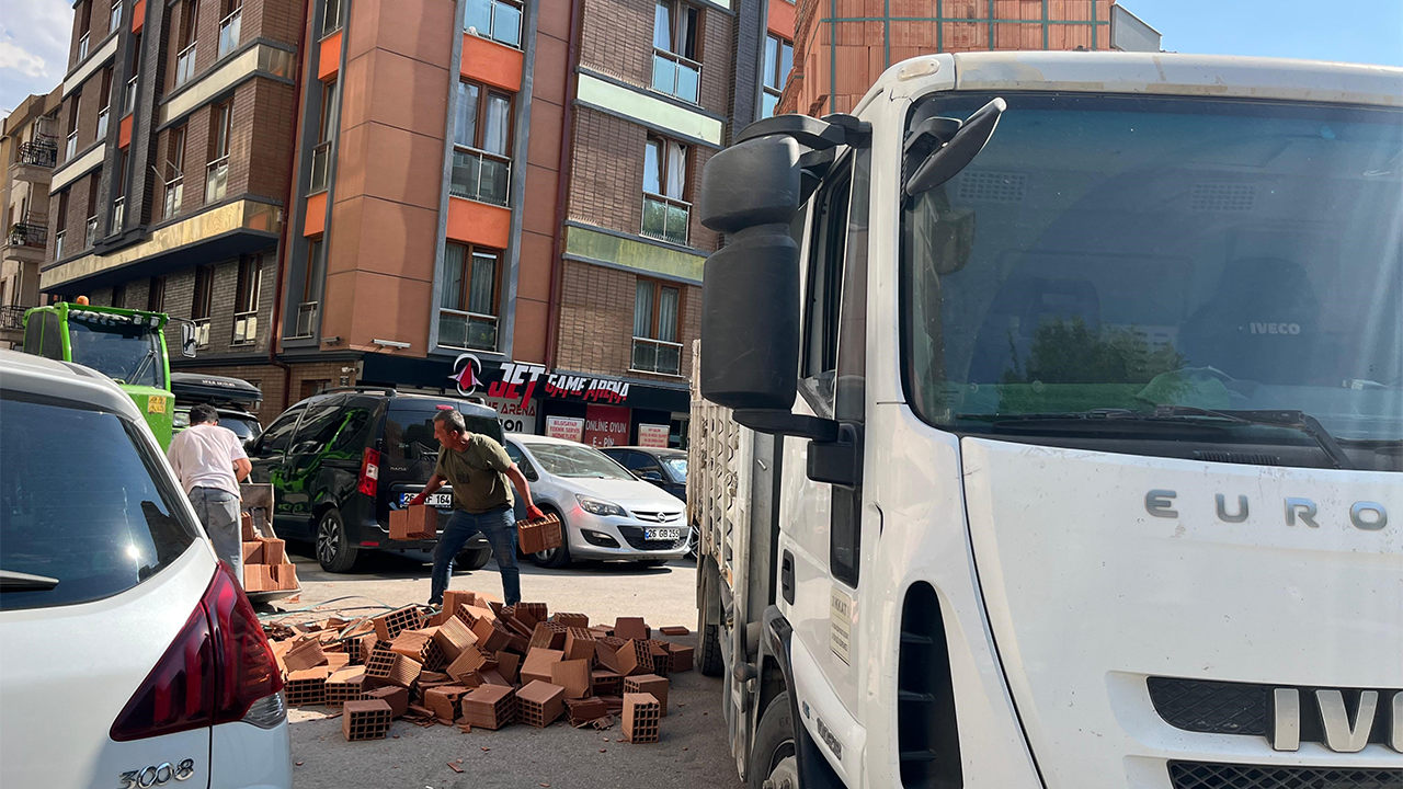 Tuğlalar Yola Savruldu
