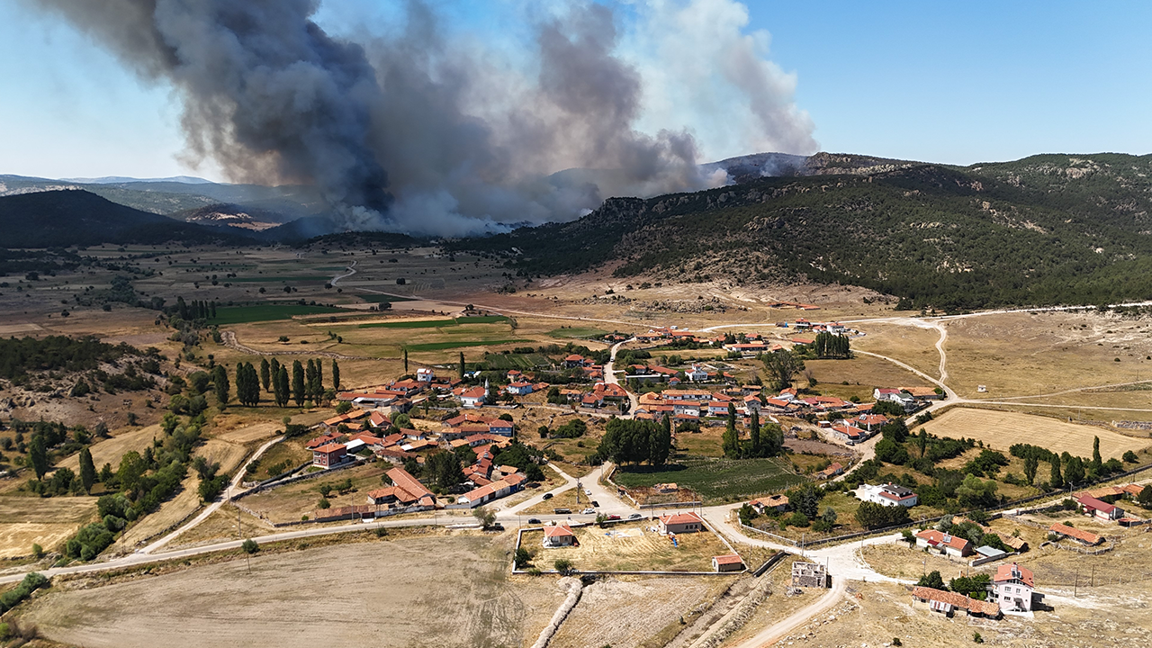 Yangın Köyün Yakınlarına Ulaştı