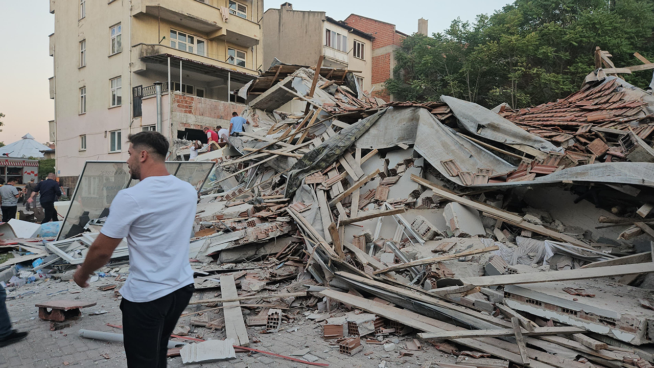 Deprem Bölgesinden Gelen Ilk Görüntüler