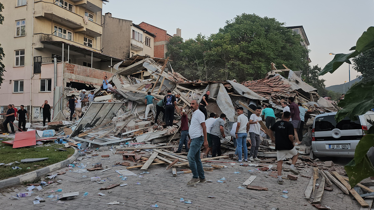 Depremde Yıkılan Bina