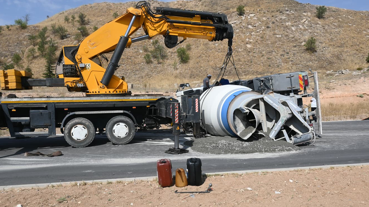Devrilen Beton Mikseri Vinç Yardımıyla Kaldırıldı