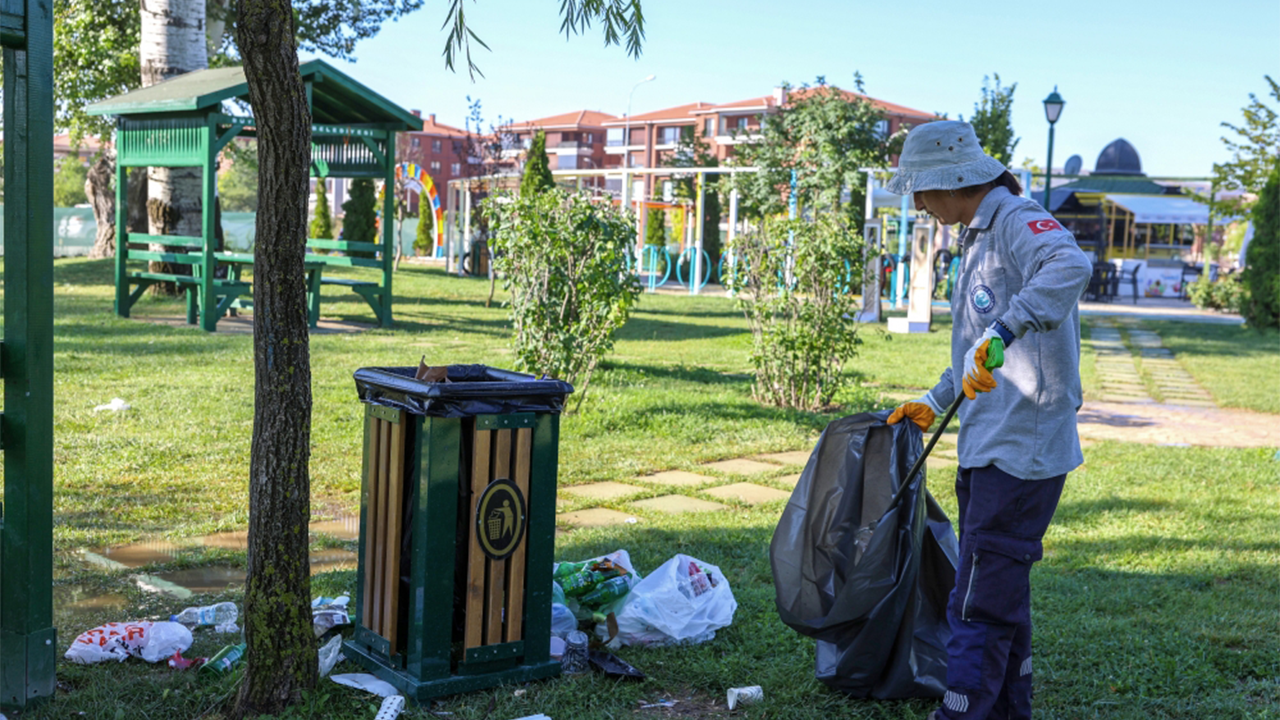 Eskişehir Parklarında Dağılan Çöpler