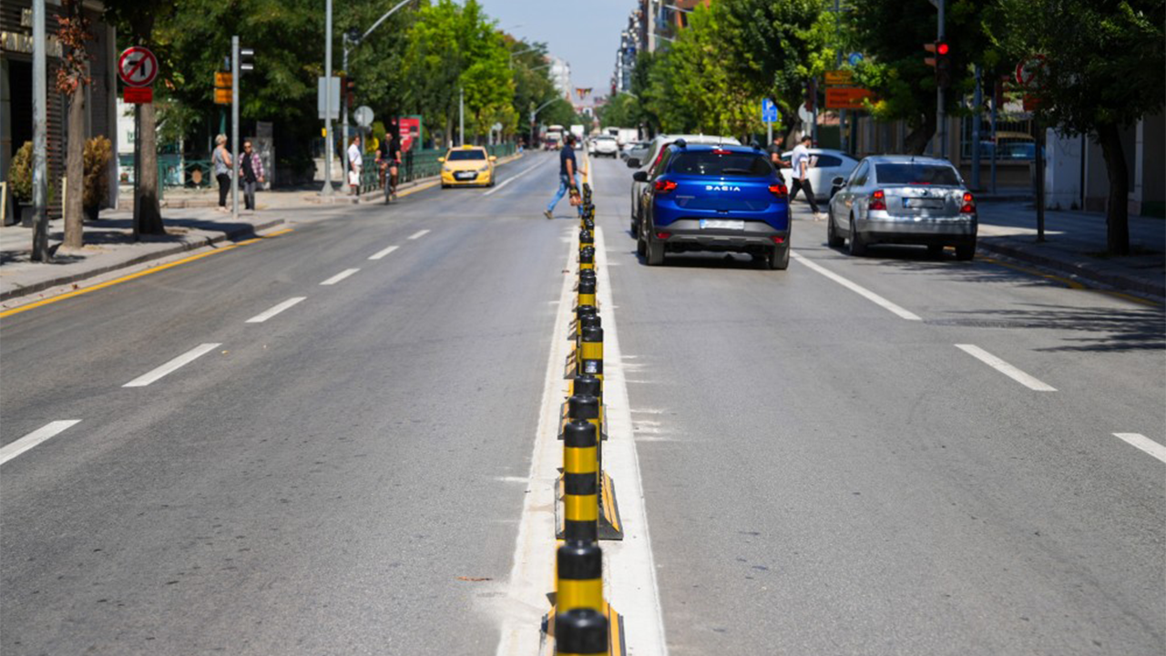 Eskişehir'de Bazı Yollar Ikiye Bölündü