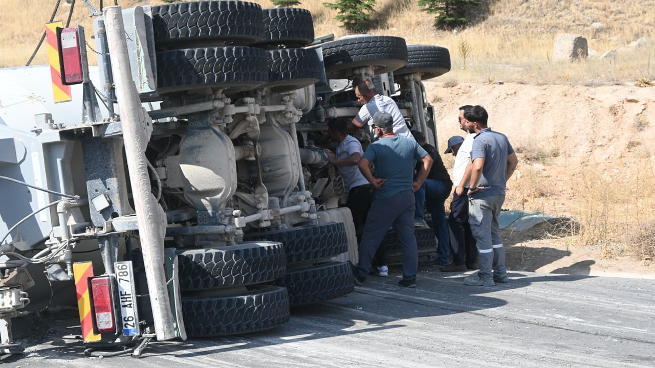 Eskişehir'de Beton Mikseri Devrildi