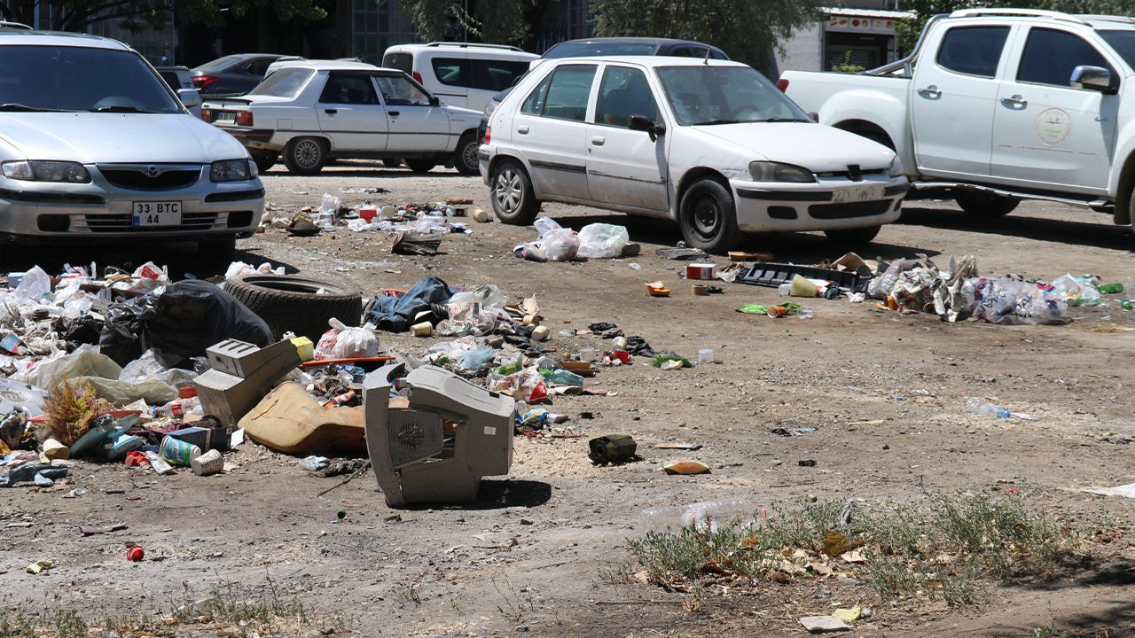 Eskişehirde Boş Alanda Biriken Çöpler
