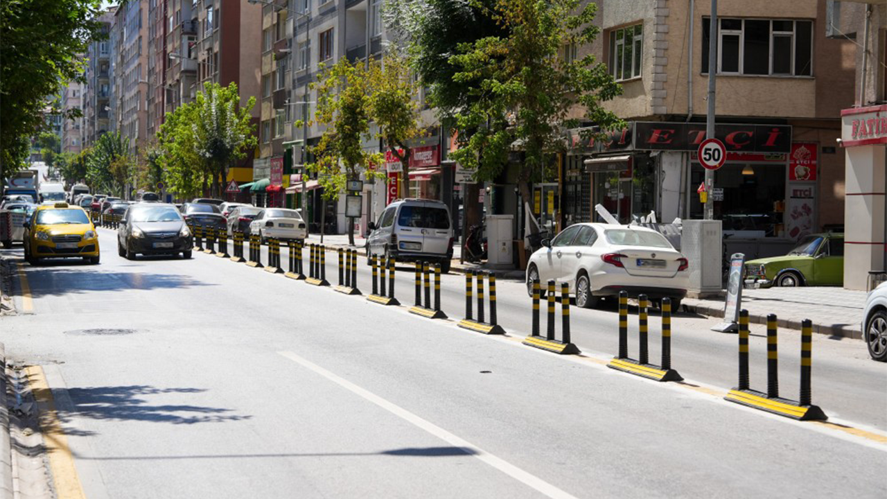 Eskişehir'de Caddelere Dubalar Yerleştirildi