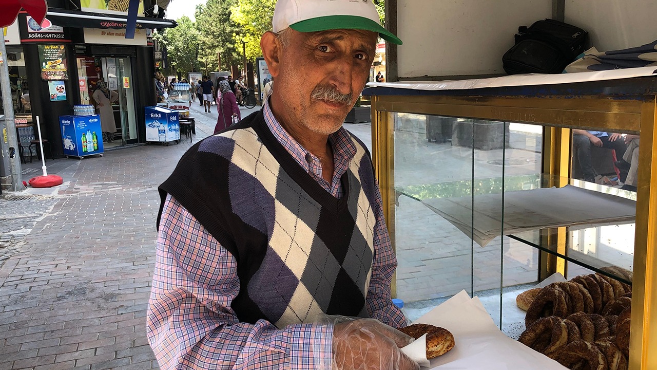 Eskişehir’de Kanserle Mücadele Eden Simitçinin Zorlu Mesaisii