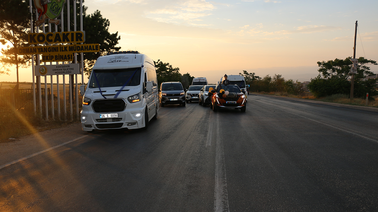 Eski̇şehi̇rde Servi̇sçi̇lerden Düğün Konvoyu