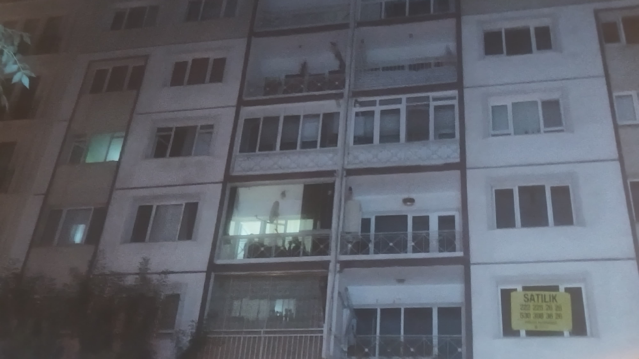 Eskişehirde Yangın Çıkan Bina