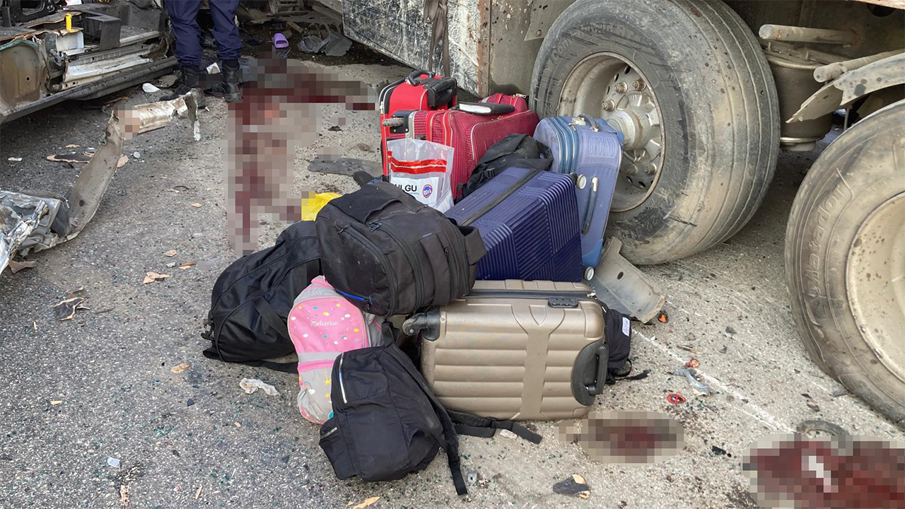 Feci Kazada Eşyalar Etrafa Savruldu