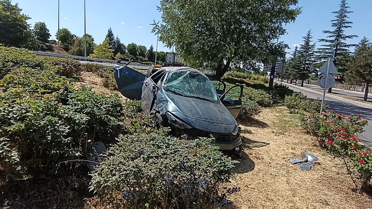 Kazada Araç Hurdaya Döndü