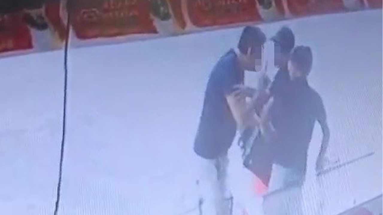 Market Çalışanı Çocuğa Darp Anları Kamerada