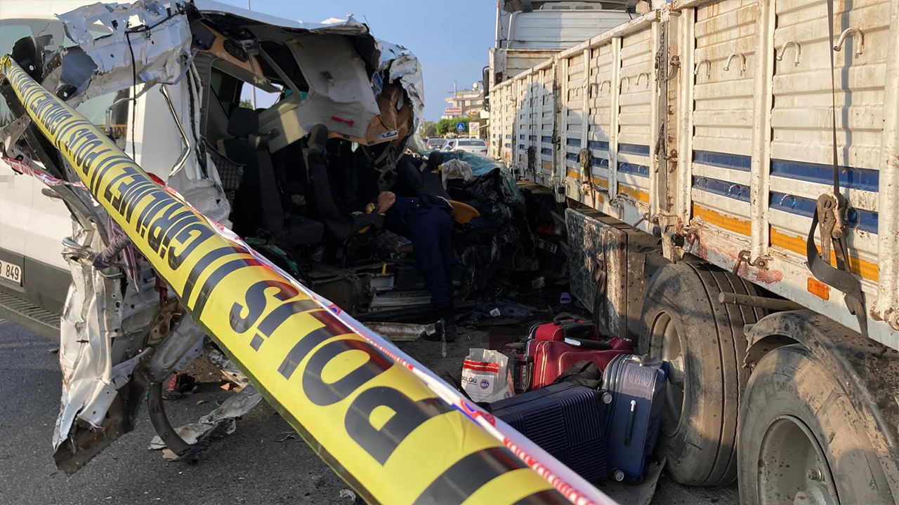 Öğrenci Servisi Ağır Hasar Aldı