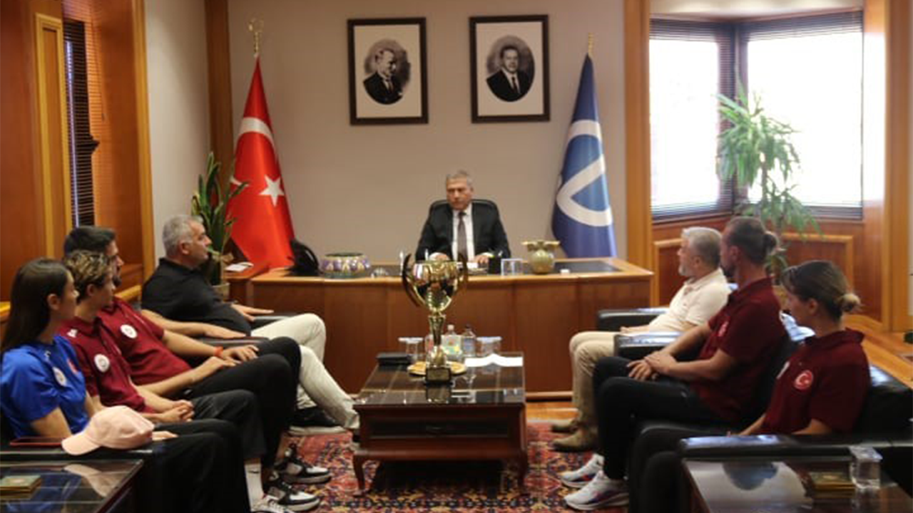 Anadolu Üniversitesi Şampyon Sporculardan Rektör Ziyareti