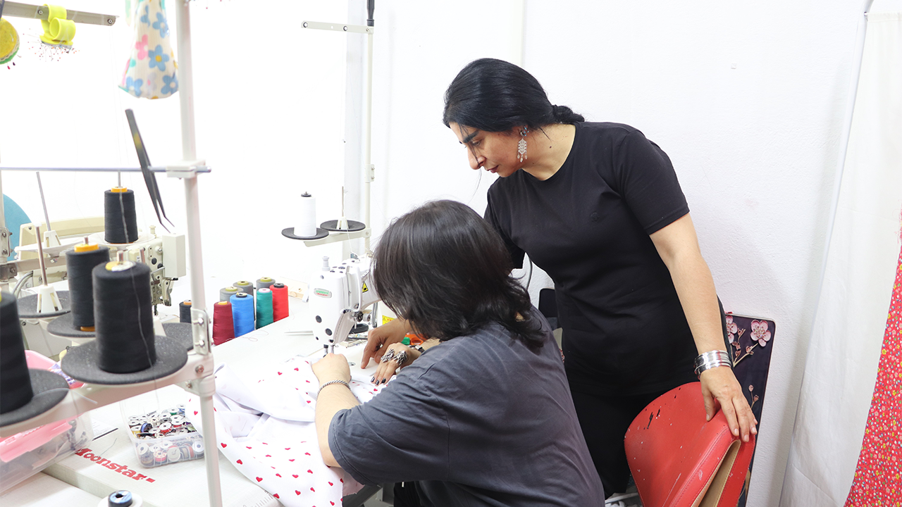 Anne Kız Atölyede Birlikte Çalışıyorlar