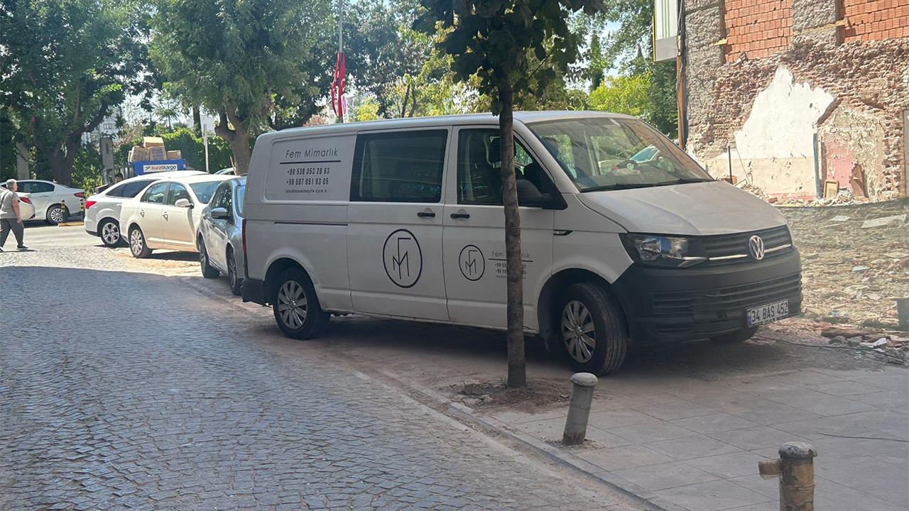 Araçlar Birçok Noktada Kaldırımlara Park Ediyor