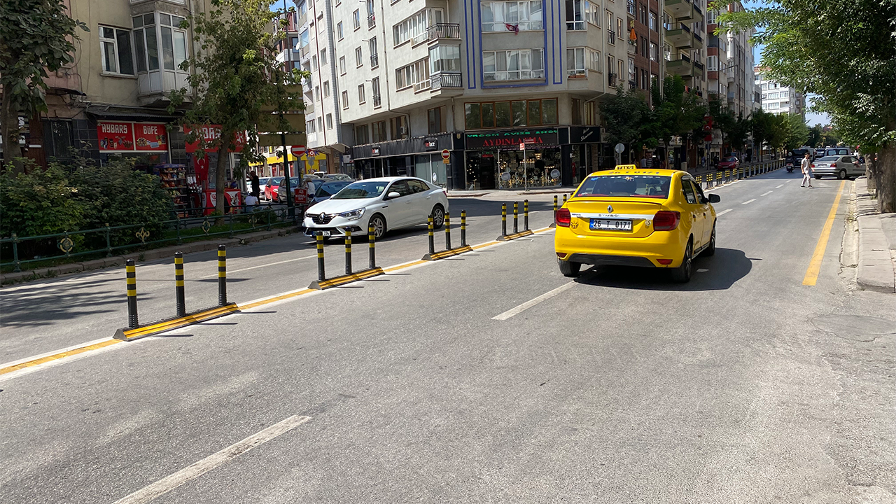 Atatürk Caddesindeki Dubalar Dikkat Çekiyor