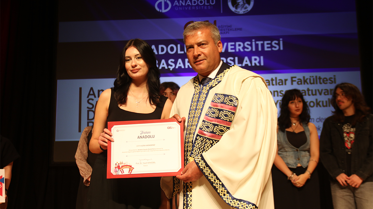 Başarı Bursları Takdim Edildi