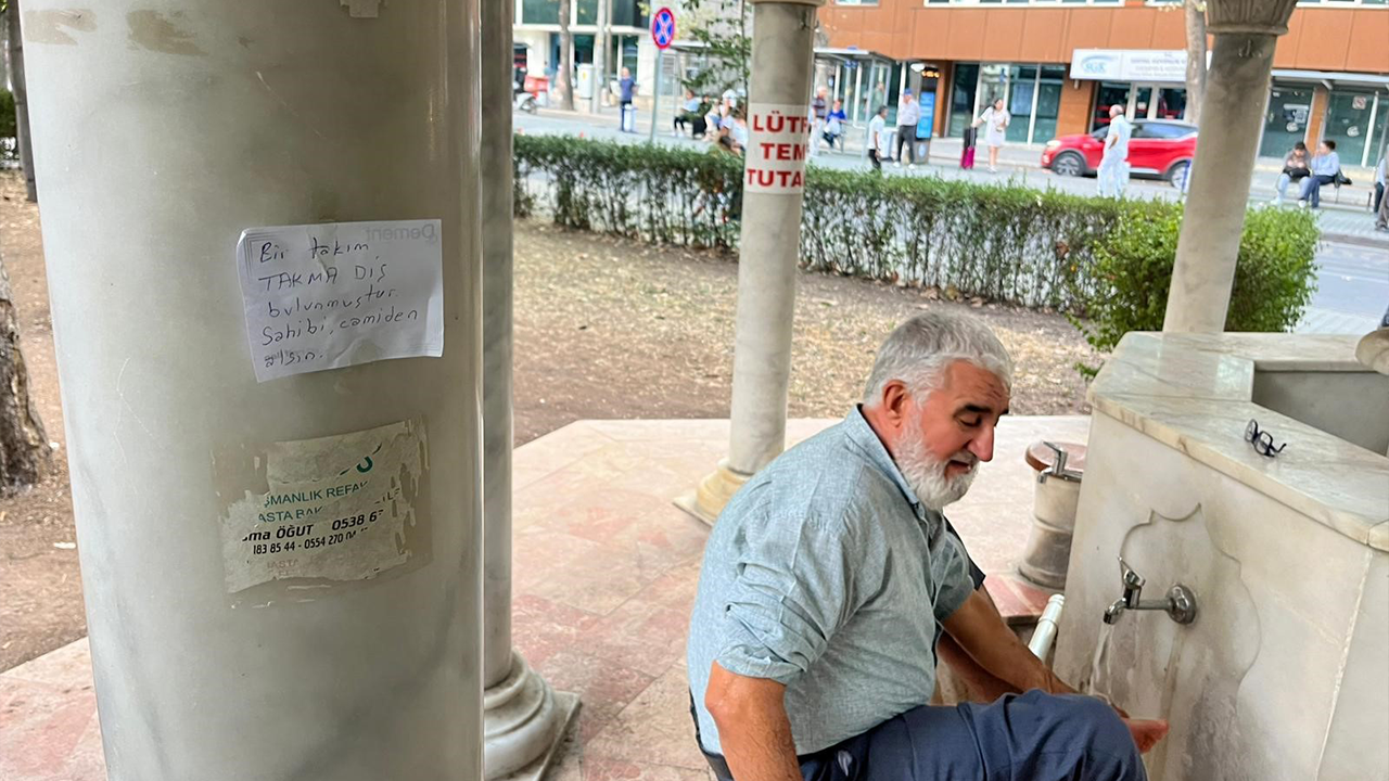 Caminin Birçok Noktasına Ilan Asıldı