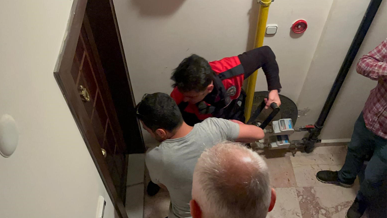 Ekipler Kapıyı Koçbaşı Ile Kırmak Zorunda Kaldı