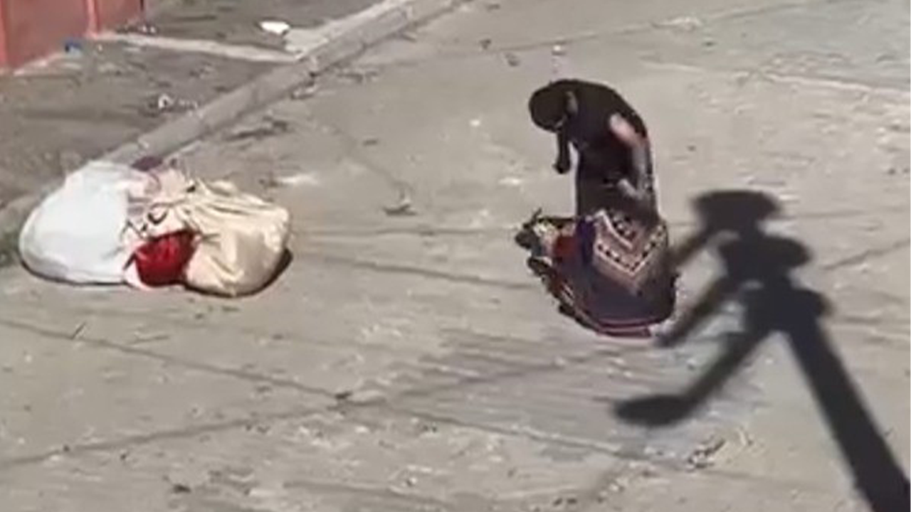 Eşini Sokak Ortasında Darbetti