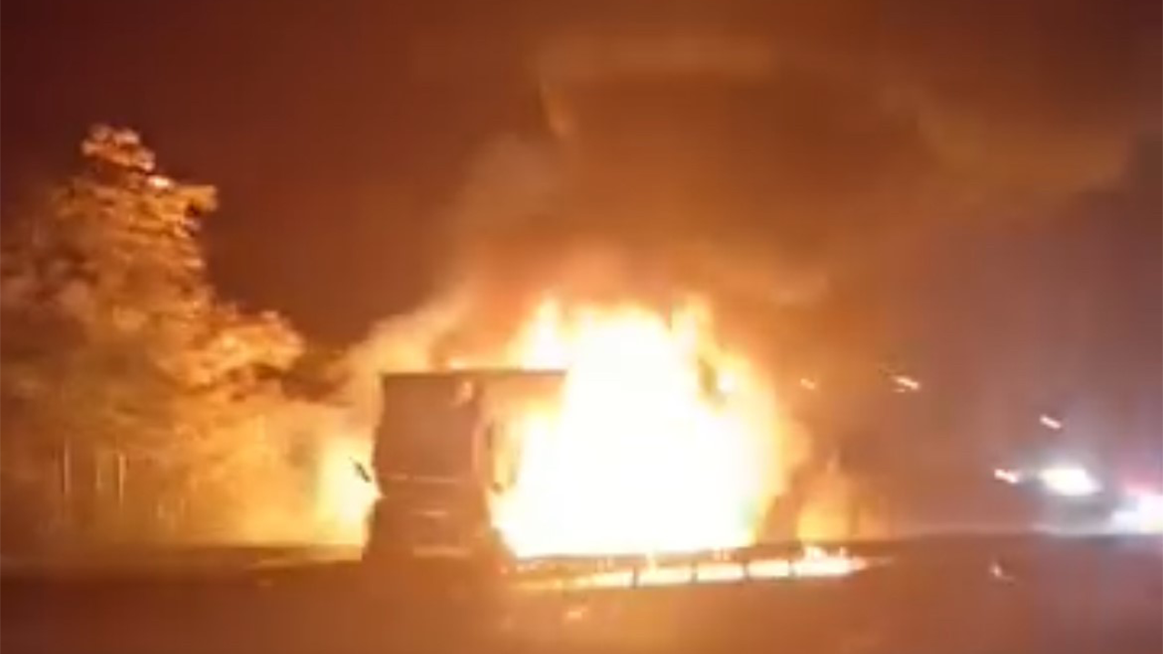 Eskişehir'de Alevlere Teslim Olan Tır