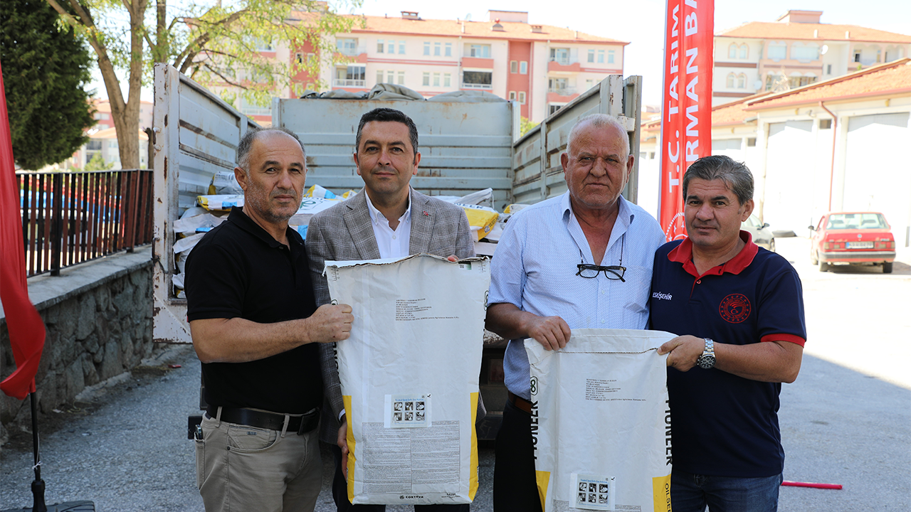 Eskişehir'de Çiftçilere Kanola Tohumu Desteği Verildi