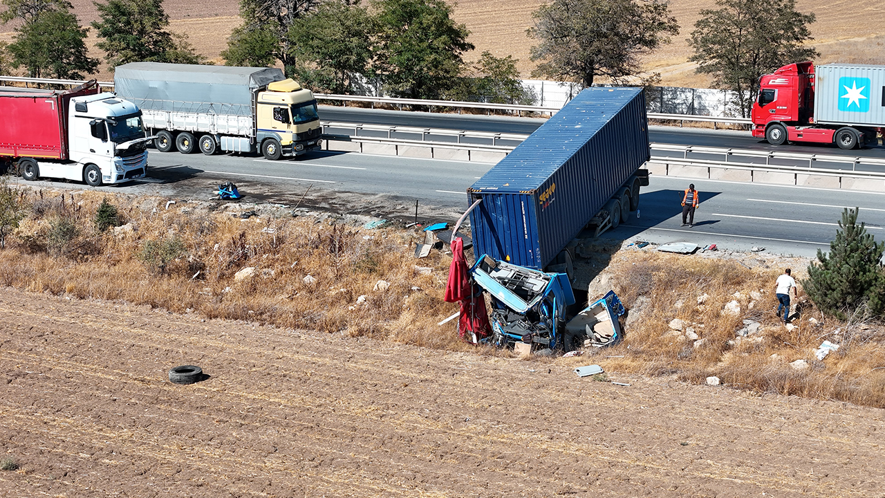 Eskişehir’de İki Tır Çarpıştı Sürücüler Kıl Payı Kurtuldular