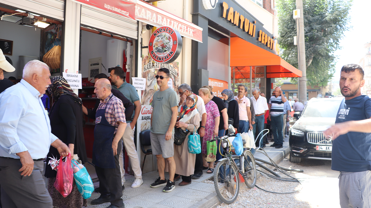 Hamsi Dağıtımı Sırasında Vatandaşlar Uzun Kuyruklar Oluşturdu
