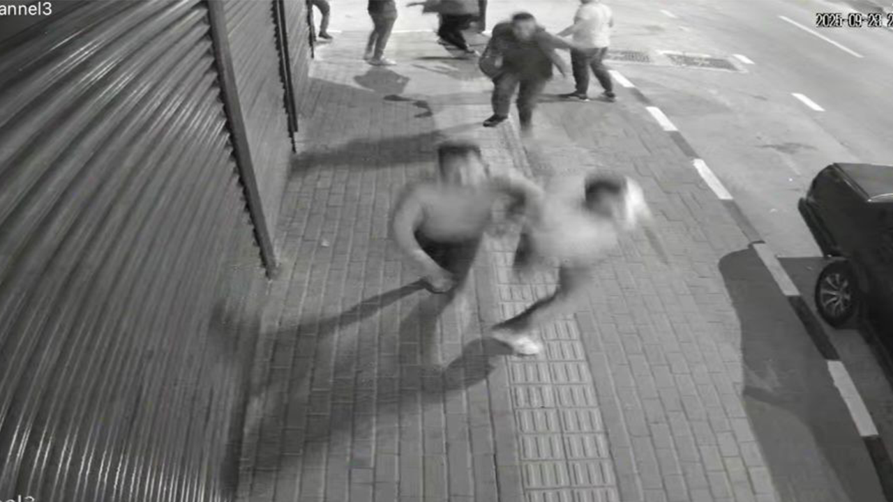 Kalabalığın Arasına Dalıp Kurun Yağdırdı