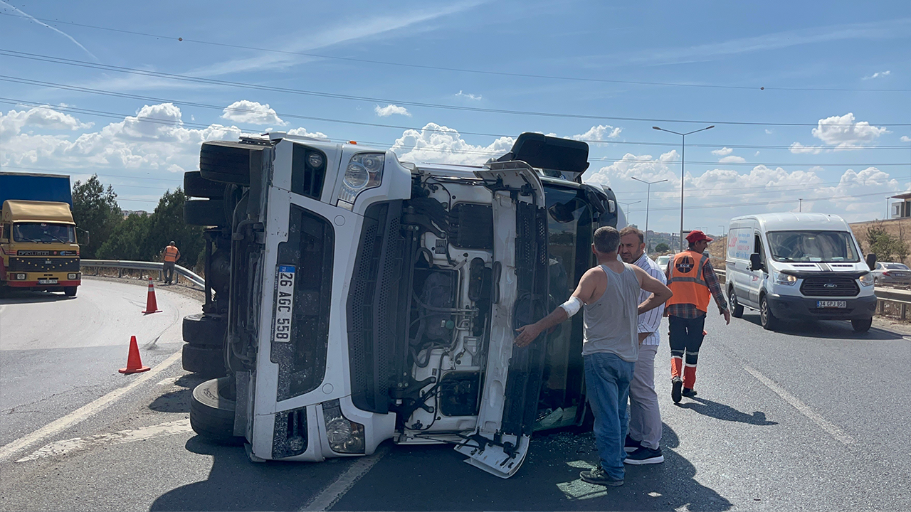 Kontrolden Çıkarak Yan Yatan Tır