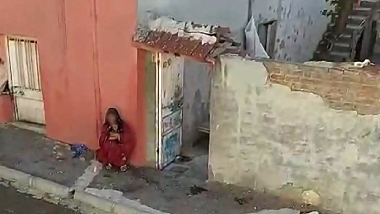 Mağdur Kadın Evinin Önünde Kocası Için Feryat Etti