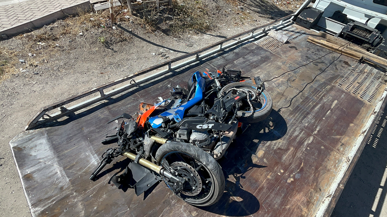 Motosiklet Çekici Yardımıyla Kaldırıldı