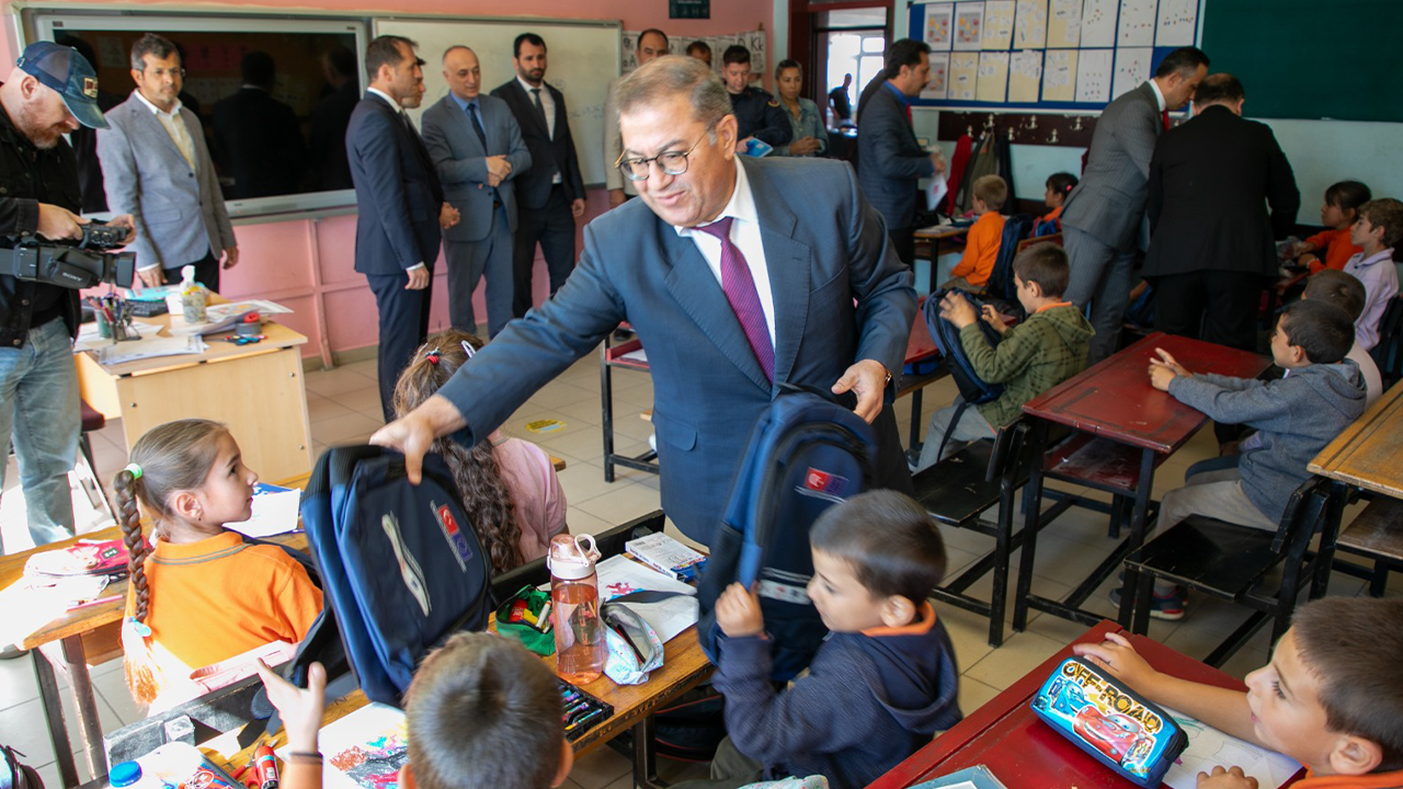 Öğrencilere Çantaları Dağıtıldı