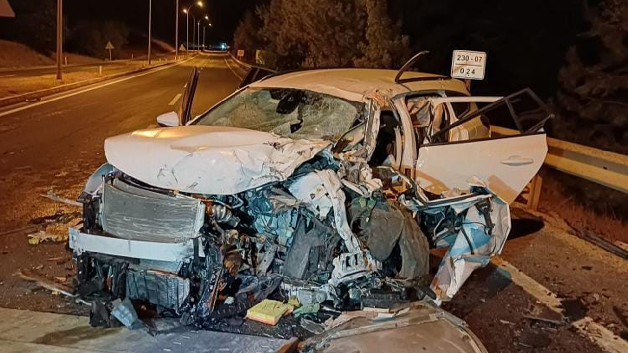 Otobüsle Çarpışan Otomobil Kullanılamaz Hale Geldi