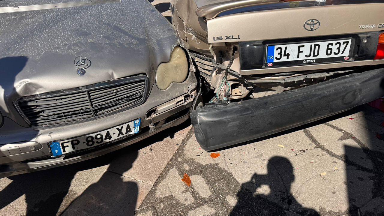 Park Halindeki Araca Çarptı