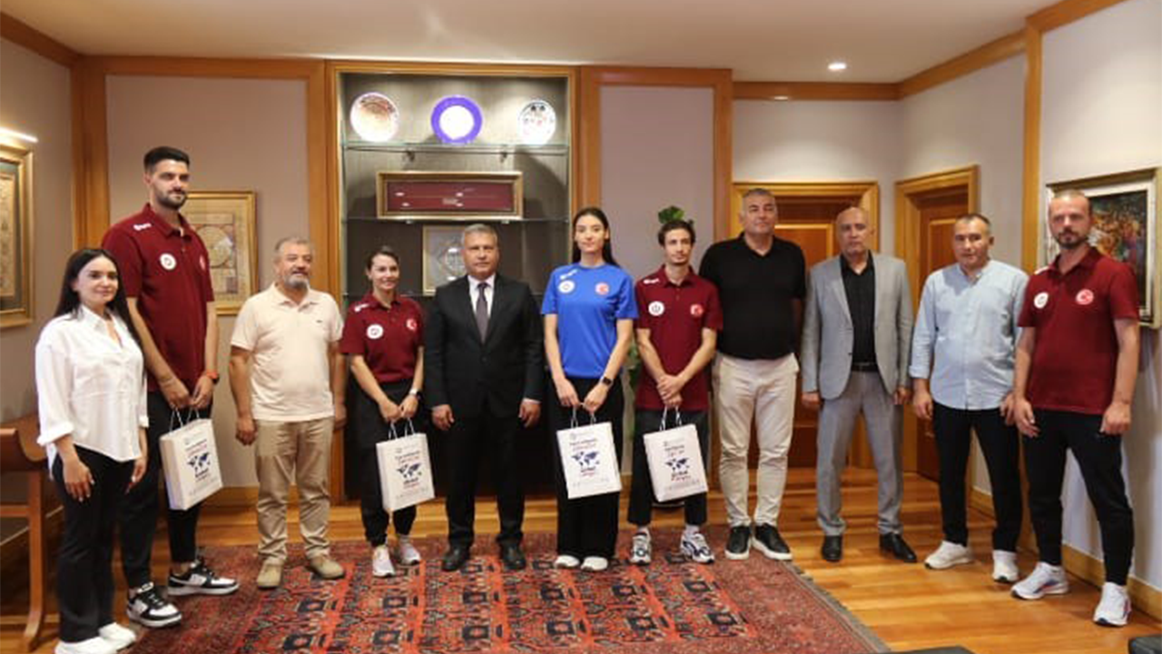 Şampiyon Sporculardan Rektör Adıgüzel'e Ziyaret