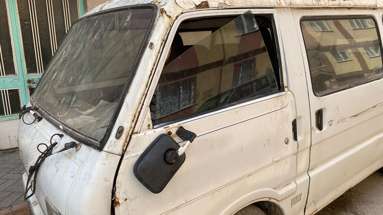 Terk Edilmiş Minibüs Tepki Çekti