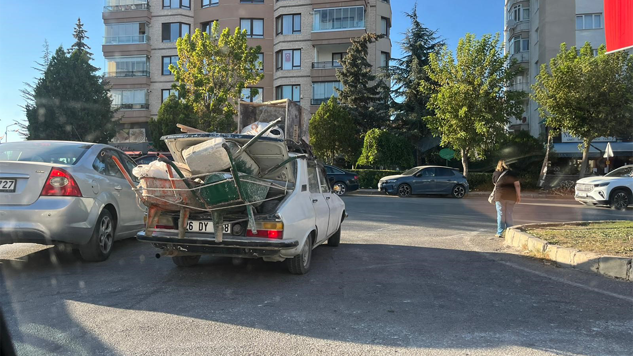 Trafikte Açık Ve Yüklü Bagajla Seyahatetti