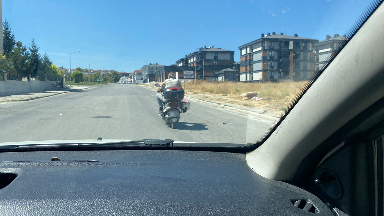 Trafikte Kasksız Şekilde Ilerledi