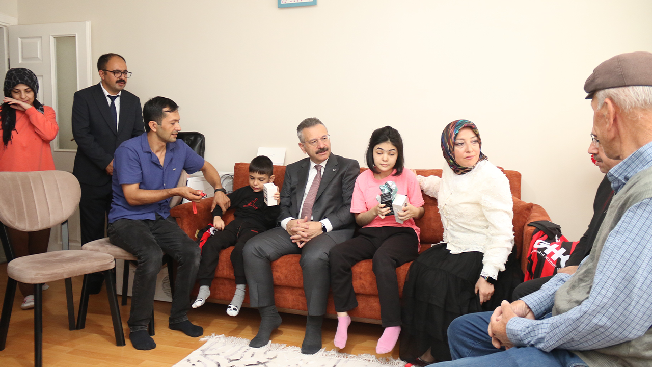 Vali Aksoy'dan Evde Eğitim Alan Çocuklara Ziyaret
