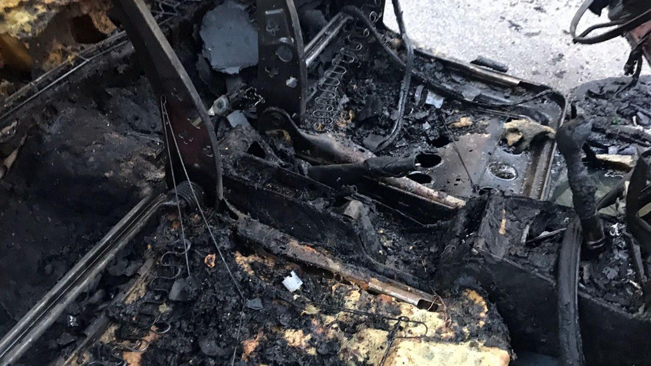 Yanan Otomobil Kullanılamaz Hale Geldi
