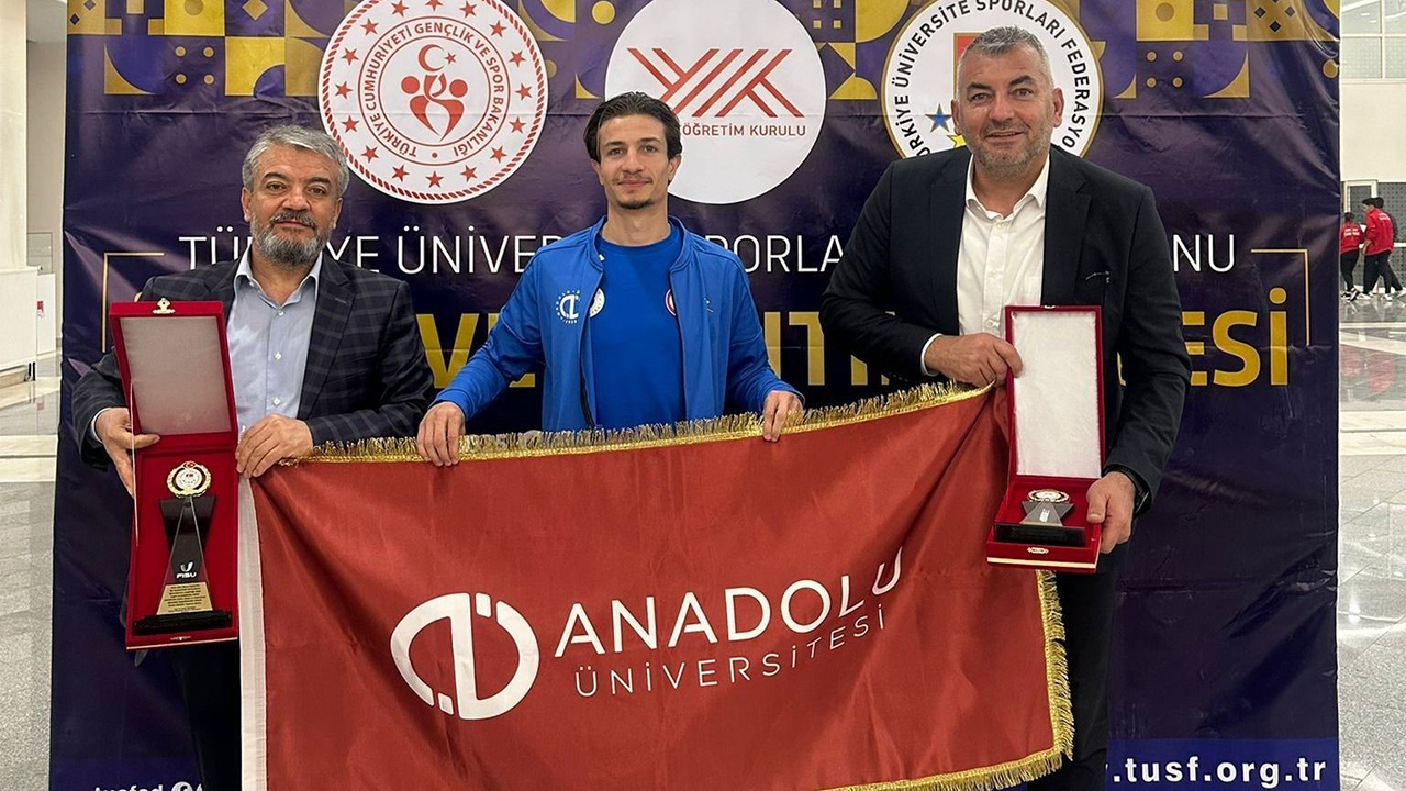 Anadolu Üniversitesi'ne Tüsf'ten Ödül