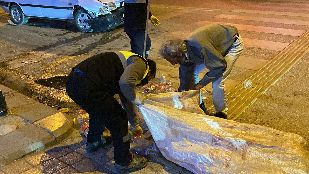 Atıklar Çarpmanın Etkisiyle Yola Saçıldı